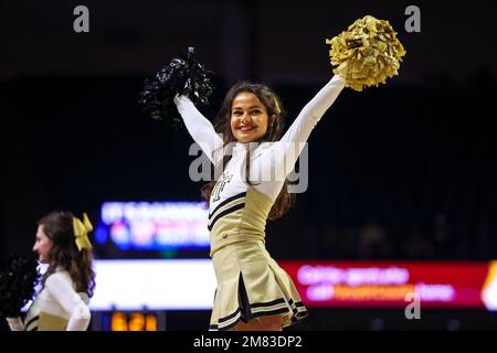 11. Januar 2022: Wake Forest Cheerleaderin beim Wake Basketballspiel gegen die FSU. NCAA-Basketballspiel zwischen Florida State University und Wake Forest University am Lawrence Joel Veterans Memorial Coliseum, Winston Salem. NC David Beach/CSM Stockfoto