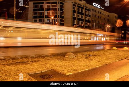 Langzeitaufnahmen einer vorbeifahrenden Straßenbahn in Zentral-Tallinn, Estland Stockfoto