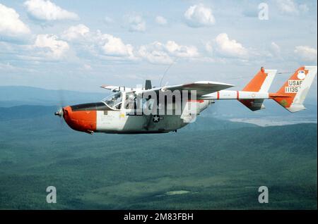 Eine Luft-zu-Luft-Ansicht von links eines O-2A-Flugzeugs von der taktischen Luftstützungsschwadron 25. während einer Trainingsübung. Land: Vereinigte Staaten von Amerika (USA) Stockfoto