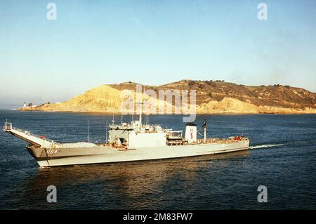 Ein Luftbordbogenblick auf das im Gange befindliche Panzerlandeschiff USS FREDERICK (LST-1184). Land: Unbekannt Stockfoto