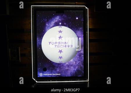 Hamburg, Deutschland. 05. Januar 2023. „Topspin Techno“ steht auf einem Lichtbrett im Solar Club im Baalsaal auf der Reeperbahn. Kredit: Marcus Brandt/dpa/Alamy Live News Stockfoto