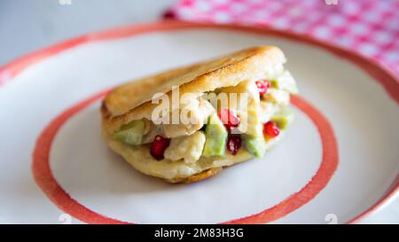 Arepa mit Huhn und Avocado. Stockfoto