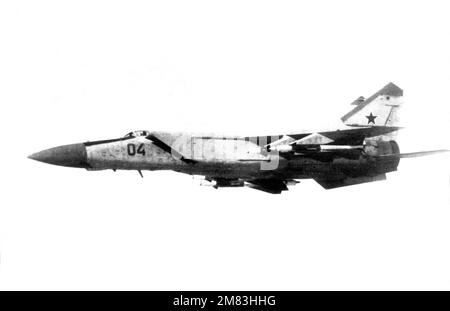 Eine Luft-Luft-Ansicht von links auf ein sowjetisches MiG-25 Foxbat-E-Flugzeug mit AA-6 beißenden Luft-Luft-Raketen, die an den Flügelpylonen befestigt sind. Von Der Sowjetischen Militärmacht 1985. Land: Unbekannt Stockfoto