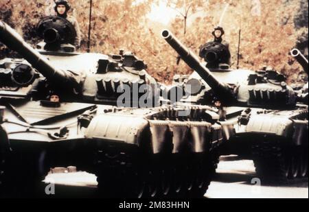 Linke Vorderansicht eines Konvois von sowjetischen T-72 Hauptpanzern. Von Der Sowjetischen Militärmacht 1985. Land: Unbekannt Stockfoto