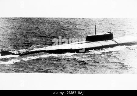 Ein Steuerbordblick auf ein U-Boot der sowjetischen Oscar-Klasse. Von Der Sowjetischen Militärmacht 1985. Land: Unbekannt Stockfoto