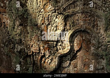 Eine verwitterte Tempeltafel, dekoriert mit Bas Relief im Ta Prohm Tempel in Siem Reap, Kambodscha. Ein Team aus multinationalen Wissenschaftlern unter der Leitung von Brendan M. Buckley vom Lamont-Doherty Earth Observatory der Columbia University, Palisades, New York, enthüllte, dass Angkor mit den besten Sehenswürdigkeiten im Ta-Prohm-Tempel zu den ersten bekannten Beispielen gehört, wie eine Klimakatastrophe die gesamte Bevölkerung zerstören könnte. Stockfoto