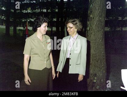 Pensionierte Brigade. GEN. Margaret A. Brewer, richtig, gratuliert Brig. GEN. Gail M. Reals über ihre Beförderung. Sie sind die einzigen Frauen, die den Rang eines Brigadegenerals im Marine Corps erreicht haben. Basis: Marinestützpunkt, Quantico Bundesstaat: Virginia (VA) Land: Vereinigte Staaten von Amerika (USA) Stockfoto