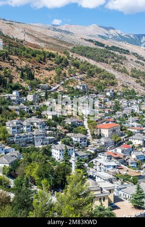 Blick auf Gjirokaster, eine Stadt in den Bergen Albaniens Stockfoto