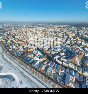 Die winterliche Stadt Gunzenhausen im fränkischen Seengebiet aus der Vogelperspektive Stockfoto