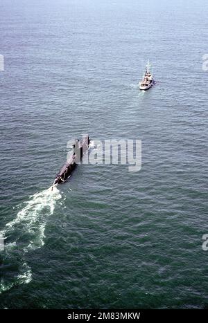 Ein erhöhter Blick auf das vom Schlepper USS QUAPAW (AFT-110) abgeschleppte nuklearbetriebene Angriffs-U-Boot NAUTILUS (SSN-571). Das NAUTILUS ist auf dem Weg zu seinem ursprünglichen Heimathafen an der Naval Submarine Base, New London, Conn., wo es als Gedenkstätte in der Submarine Force Library and Museum bleibt. Land: Pazifik (POC) Stockfoto