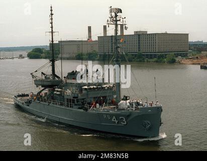 Steuerbord-Blick auf das Rettungs- und Bergungsschiff USS (ARS-43), das auf dem Anacostia River unterwegs zum Washington Navy Yard für einen Hafenbesuch ist. Basis: Washington State: District of Columbia (DC) Land: Vereinigte Staaten von Amerika (USA) Stockfoto