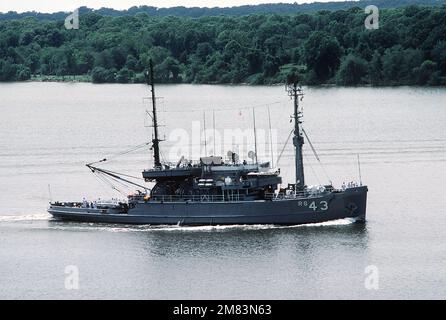 Steuerbordansicht des Bergungsschiffs USS RECOVERY (ARS-43), das Fort Washington auf dem Potomac River passiert. DIE BERGUNG ist auf dem Weg zum Washington Navy Yard. Bundesstaat: Maryland (MD) Land: Vereinigte Staaten von Amerika (USA) Stockfoto