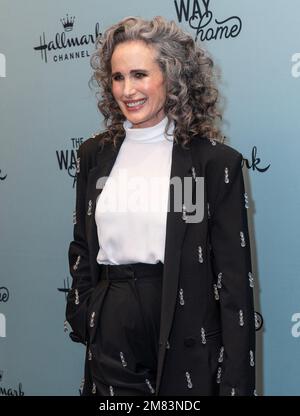 New York, Usa. 11. Januar 2023. Andie MacDowell trägt das Kleid von Michael Lo Sordo und besucht die New York Premiere of the Way Home at the Whitby Hotel (Foto von Lev Radin/Pacific Press). Kredit: Pacific Press Production Corp./Alamy Live News Stockfoto