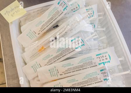 VORBEREITUNG DER DOSEN DES COVID-19-IMPFSTOFFES MODERNA, DES COVID-19-IMPFZENTRUMS, DES FITNESSSTUDIOS, DER LES SABLES D'OLONNE, VENDEE, PAYS DE LOIRE, FRANKREICH, EUROPA Stockfoto