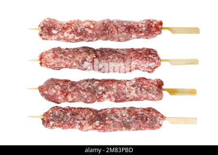 Rind- oder Lammfleisch roher Kebab auf Spießen, isoliert auf weißem Hintergrund. Mit Beschneidungspfad. Volle Schärfentiefe. Fokusstapelung Stockfoto