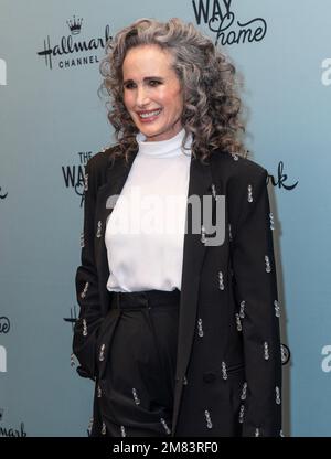 11. Januar 2023, New York, New York, USA: Andie MacDowell trägt ein Kleid von Michael Lo Sordo und nimmt an der New Yorker Premiere des Way Home im Whitby Hotel Teil (Kreditbild: © Lev Radin/Pacific Press via ZUMA Press Wire). Nicht für den kommerziellen GEBRAUCH! Stockfoto