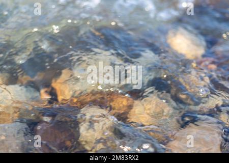 Fließende Flusswasseroberfläche mit großer Steinnaht Stockfoto