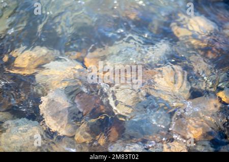 Kristallklar, sauber und durchs Wasser mit klaren Kieseln des Flusses swat sehen Stockfoto