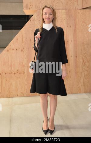 Dateifoto - Delphine Arnault nimmt am 28. September 2014 an der Celine Spring-Summer 2015 Ready-to-wear Kollektion Teil, die im Tennisclub von Paris in Paris, Frankreich, stattfindet. Der reichste Mann der Welt, Bernard Arnault, hat seine Tochter zum Leiter des Modehauses Dior ernannt. Herr Arnault beförderte Delphine Arnault, 47, im Rahmen einer Umschulung bei LVMH, dem wertvollsten Unternehmen Europas. Das Unternehmen besitzt ein Portfolio von High-End-Marken wie Fendi und Louis Vuitton und ist etwa 336bn £ wert. Foto: Nicolas Gouhier/ABACAPRESS.COM Stockfoto