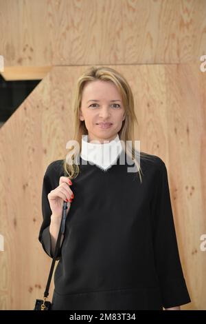 Dateifoto - Delphine Arnault nimmt am 28. September 2014 an der Celine Spring-Summer 2015 Ready-to-wear Kollektion Teil, die im Tennisclub von Paris in Paris, Frankreich, stattfindet. Der reichste Mann der Welt, Bernard Arnault, hat seine Tochter zum Leiter des Modehauses Dior ernannt. Herr Arnault beförderte Delphine Arnault, 47, im Rahmen einer Umschulung bei LVMH, dem wertvollsten Unternehmen Europas. Das Unternehmen besitzt ein Portfolio von High-End-Marken wie Fendi und Louis Vuitton und ist etwa 336bn £ wert. Foto: Nicolas Gouhier/ABACAPRESS.COM Stockfoto