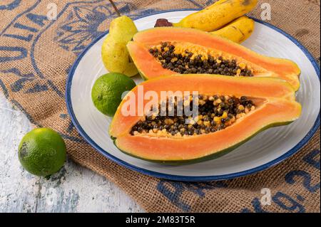 Teller mit frischen Papaya-Grapefruits und Limetten Stockfoto
