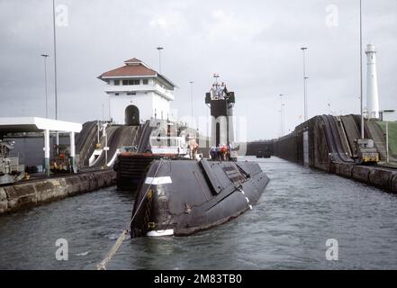 Ein Bugblick auf das stillgelegte nuklearbetriebene Angriffs-U-Boot NAUTILUS (SSN-571), das durch die Gatun-Schleusen geschleppt wird. Die NAUTILUS ist auf dem Weg zu ihrem ursprünglichen Heimathafen an der Naval-U-Boot-Basis, New London, Conn Basis: Panamakanal: Panama (PAN) Stockfoto