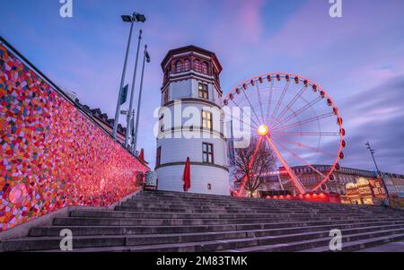 DÜSSELDORF; DEUTSCHLAND - 29. DEZEMBER; 2022: Rad der Vision und historischer Burgturm bei Sonnenuntergang am 29. Dezember; 2022 in Düsseldorf; Deutschland Stockfoto