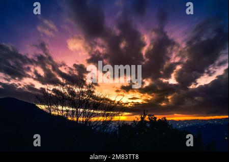 Sonnenuntergang in den Bergen. Blick auf die wunderschönen Panchuli-Gipfel, die Region Himalaya Kumaon aus dem Dorf Pithoragarh Dist., Uttarakhand, Indien. Stockfoto