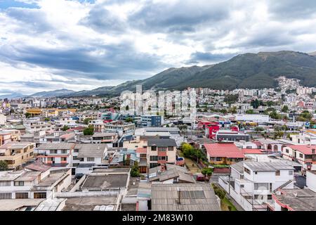 Quito, Equador - 26. September 2022: Panoramablick auf die Hauptstadt Stockfoto