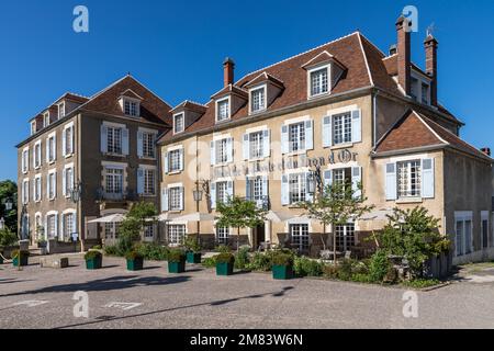 HOTEL DE LA POSTE ET DU LION D'OR, DORF UND EWIGER HÜGEL VON VEZELAY, (89) YONNE, BOURGUNDY, FRANKREICH Stockfoto