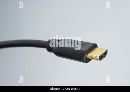 HDMI-Kabelanschluss für Nahaufnahmen auf grauem Hintergrund Stockfoto