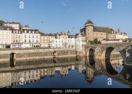 CHATEAU UND DIE STADT LAVAL AM UFER DER MAYENNE, (53) MAYENNE, PAYS DE LA LOIRE Stockfoto