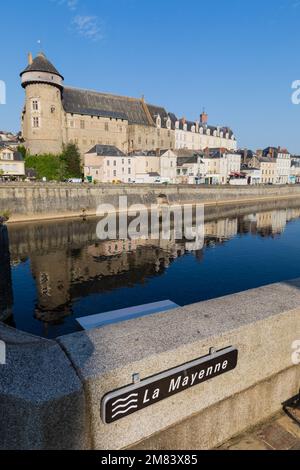 CHATEAU UND DIE STADT LAVAL AM UFER DER MAYENNE, (53) MAYENNE, PAYS DE LA LOIRE Stockfoto