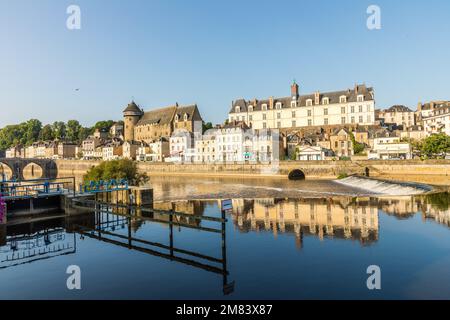 CHATEAU UND DIE STADT LAVAL AM UFER DER MAYENNE, (53) MAYENNE, PAYS DE LA LOIRE Stockfoto