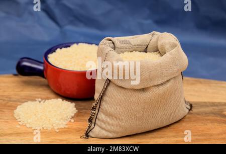 Rund weißer Reis aus Valencia, auch Bomba-Reis genannt, gilt als der beste Reis für die Paella-Zubereitung Stockfoto