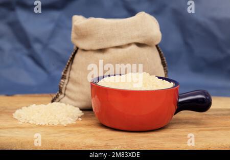 Rund weißer Reis aus Valencia, auch Bomba-Reis genannt, gilt als der beste Reis für die Paella-Zubereitung Stockfoto