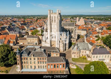 DROHNENBLICK, KATHEDRALE NOTRE DAME DE SAINT OMER, SAINT OMER, (62) PAS-DE-CALAIS, FRANKREICH Stockfoto