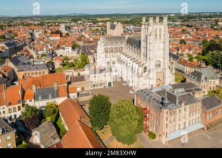 DROHNENBLICK, KATHEDRALE NOTRE DAME DE SAINT OMER, SAINT OMER, (62) PAS-DE-CALAIS, FRANKREICH Stockfoto