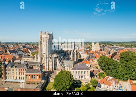 DROHNENBLICK, KATHEDRALE NOTRE DAME DE SAINT OMER, SAINT OMER, (62) PAS-DE-CALAIS, FRANKREICH Stockfoto