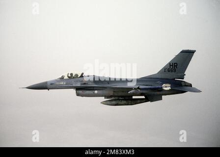 Eine Air-to-Air-Ansicht von links auf einen 50. taktischen Kampfflugzeug F-16A, das Falcon bekämpft und mit EINER AIM-9 Sidewinder-Rakete auf der linken Flügelspitze bewaffnet ist. Land: Spanien (E) Stockfoto