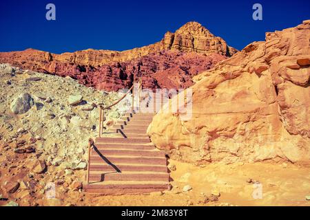 Treppe auf Sandsteinfelsen im Timna Park, Israel Stockfoto