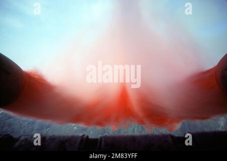 Die feuerhemmende Chemikalie Phos-Chek wird aus zwei Düsen gepumpt, die in einer Air National Guard C-130 Hercules montiert sind. Das Flugzeug ist mit dem Modular Airborne Fire Fighting System (MAFFS) ausgestattet und beteiligt sich an der Brandbekämpfung unter der Leitung der USA Forstdienst. Staat: Kalifornien (CA) Land: Vereinigte Staaten von Amerika (USA) Stockfoto