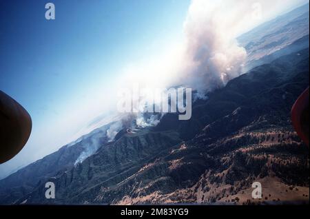 Ein Blick auf einen Waldbrand, der gerade mit der feuerhemmenden Chemikalie Phos-Chek behandelt wurde. Die Chemikalie, die auch als Dünger dient, sobald sie sich auf dem Boden befindet, wird aus zwei Düsen gepumpt, die in einem C-130-Flugzeug des Typs Hercules montiert sind. Das Flugzeug ist mit dem Modular Airborne Fire Fighting System (MAFFS) ausgestattet und bekämpft Brände in ganz Kalifornien in Zusammenarbeit mit dem US Forest Service. Staat: Kalifornien (CA) Land: Vereinigte Staaten von Amerika (USA) Stockfoto