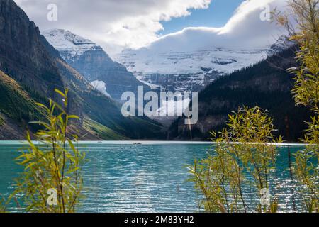 Lake Louise im Banff National Park, unheimliche Kanufahrten auf dem See. Kanadische Rocky Mountains. Stockfoto