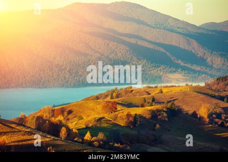 Fantastischer Blick auf die Berge über den Wolken an einem Herbstmorgen Stockfoto