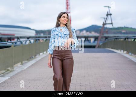Ein Porträt einer jungen Frau, die sich in der Stadt posiert Stockfoto