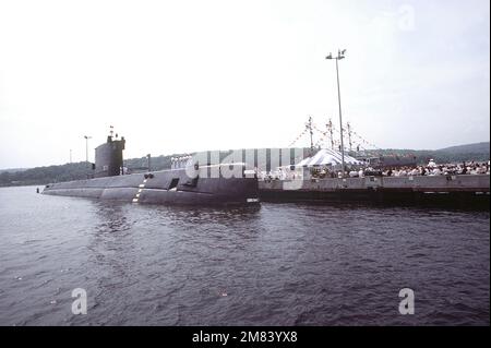 Steuerbord-Bugblick des stillgelegten nuklearbetriebenen Angriffs-U-Boots NAUTILUS (SSN-571) bei seiner Ankunft am Pier Nr. 33. Das U-Boot bleibt als Gedenkstätte in der Submarine Force Library und im Museum. Basis: Marinestützpunkt Bundesstaat: Connecticut (CT) Land: Vereinigte Staaten von Amerika (USA) Stockfoto