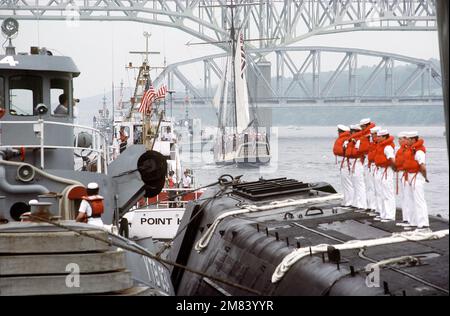 Der große Hafenschlepper NEGWAGON (YTB-834) hilft beim Abschleppen des stillgelegten nuklearbetriebenen Angriffs-U-Boots NAUTILUS (SSN-571) zu einem Liegeplatz am Pier Nr. 33. Das Schiff bleibt als Gedenkstätte in der Submarine Force Library und im Museum. Basis: Marinestützpunkt Bundesstaat: Connecticut (CT) Land: Vereinigte Staaten von Amerika (USA) Stockfoto