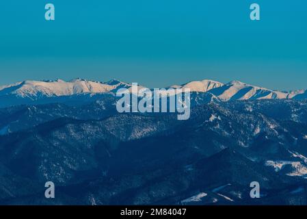 Der höchste Teil der Niederen Tatra und die näher gelegenen unteren Hügel der Velka Fatra Berge vom Mincol Hügel im Winter Mala Fatra Berge in der Slowakei Stockfoto