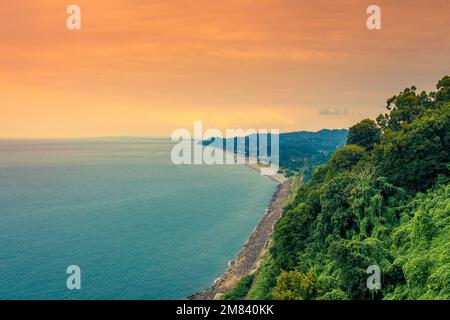Seascape am Sommermorgen. Wunderschöne Aussicht vom botanischen Garten Batumi, Georgia Stockfoto